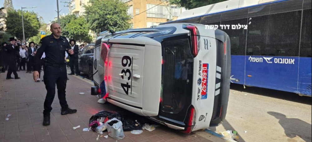 מתנגדי גיוס הפכו ניידת משטרה בבני ברק (רשתות חברתיות) מתנגדי גיוס הפכו ניידת משטרה בבני ברק (רשתות חברתיות)