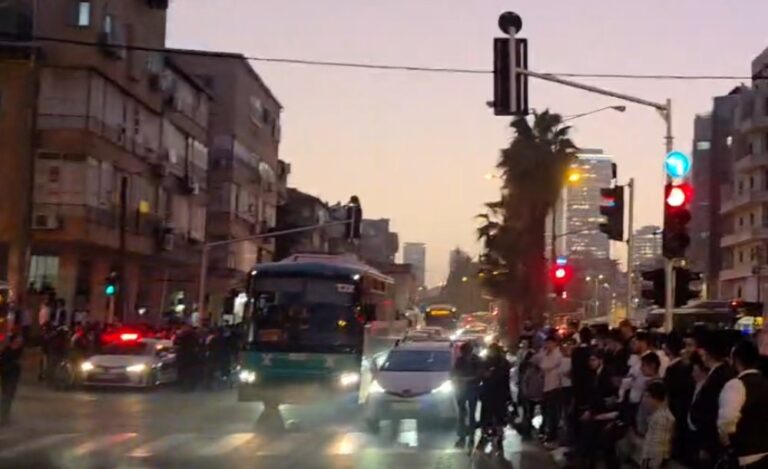 מפגינים נגד הגיוס חסמים את הכביש ברחוב ז'בוטינסקי (צילום: רשתות חברתיות)