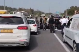 כביש 38 נחסם לתנועה לכיוון ירושלים בשל הפגנה נגד הגיוס (רשתות חברתיות) כביש 38 נחסם לתנועה לכיוון ירושלים בשל הפגנה נגד הגיוס (רשתות חברתיות)