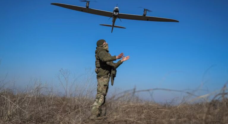 חייל אוקראיני מטיס כטב"ם (צילום: REUTERS/Oleksandr Ratushniak/File Photo)