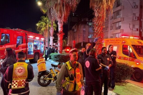 שרפה בדירת מגורים בנתניה (צילום: תיעוד מבצעי מד"א)