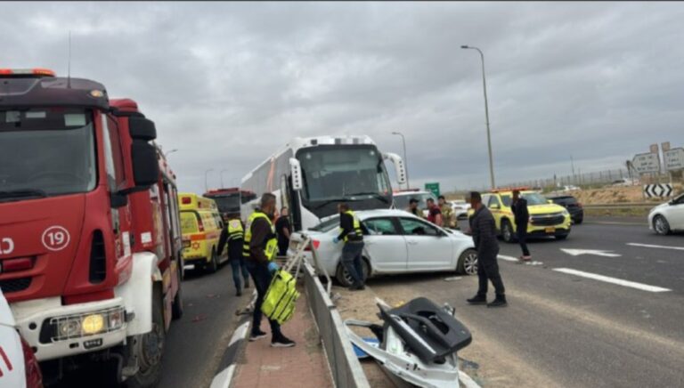 תאונה בין אוטובוס לרכב סמוך במצפה רמון (רשתות חברתיות, על פי סעיף 27א' לחוק זכויות יוצרים)