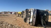 אוטובוס הסעות התהפך סמוך למצפה רמון (צילום: מד"א)