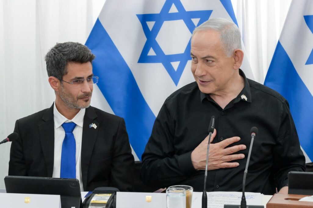 ראש הממשלה בנימין נתניהו (מימין) וראש עיריית קריית שמונה אביחי שטרן (צילום: מעיין טואף/ לע"מ)