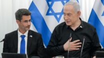 ראש הממשלה בנימין נתניהו (מימין) וראש עיריית קריית שמונה אביחי שטרן (צילום: מעיין טואף/ לע"מ)