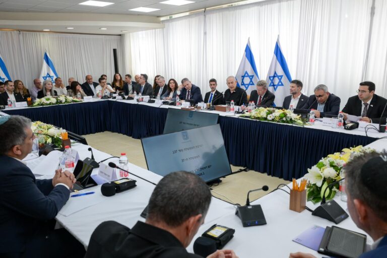 ישיבת הממשלה בקריית שמונה. "בונים עוגן לאומי שייצר הזדמנויות לדור הבא ויהפוך את קריית שמונה לבירת מצוינות, חדשנות ותקווה" (צילום: מעיין טואף/ לע"מ)