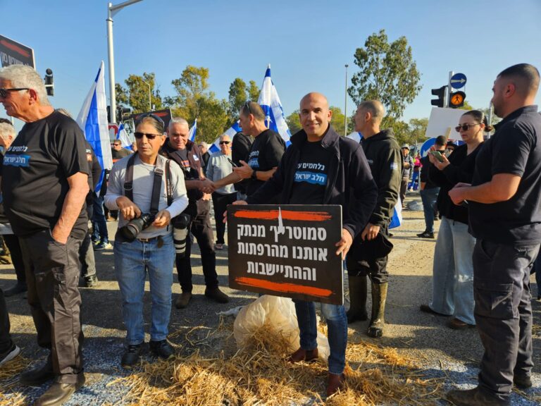 מחאת הרפתנים נגד הרפורמה במשק החלב של משרד האוצר (צילום: מאיה רונן)