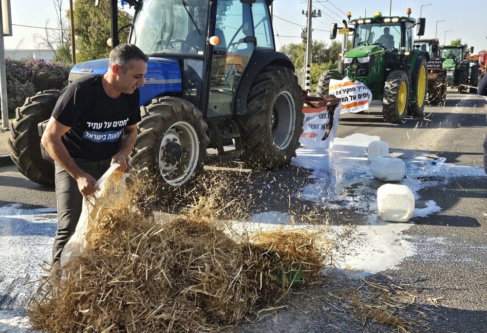 מחאת רפתנים נגד הרפורמה במשק החלב (צילום: מאיה רונן) מחאת רפתנים נגד הרפורמה במשק החלב (צילום: מאיה רונן)