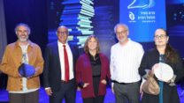 הזוכה בפרס הביכורים רוני פרצ'יק (מימין), מנכ"ל מפעל הפיס בני דרייפוס, יו"ר ועדת השיפוט רות קלדרון, יו"ר דירקטוריון מפעל הפיס איציק לארי והזוכה בפרס ספיר אמיר חרש (צילום: סיון פרג')