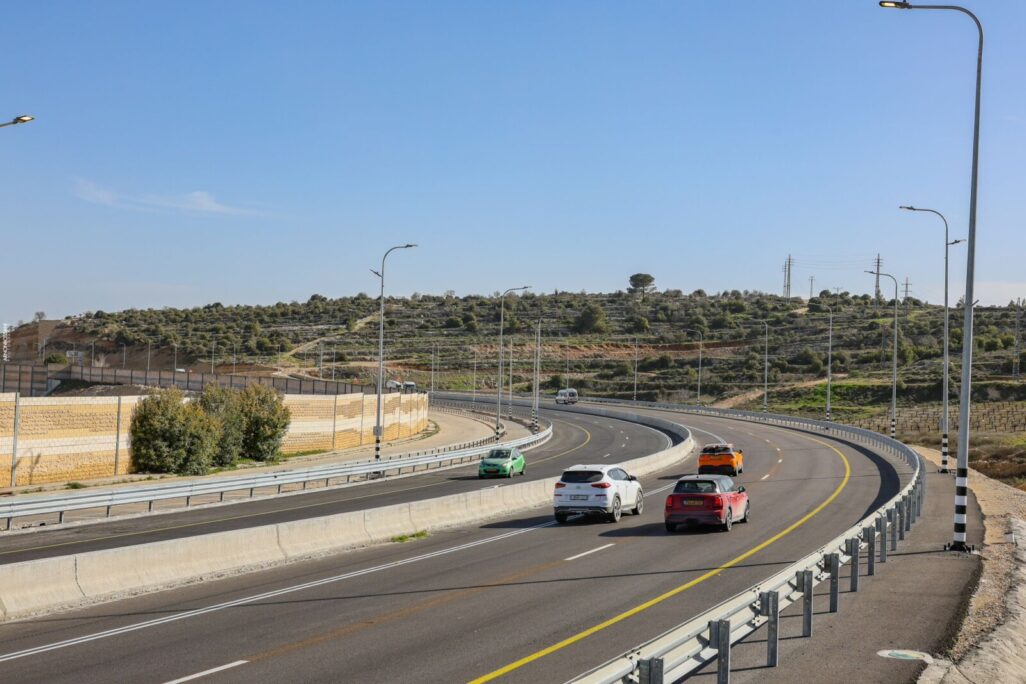 המקטע המשודרג בכביש 60 בין גוש עציון לירושלים, שנפתח השבוע לתנועה מוקדם מהצפוי, לאחר הרחבה לשני נתיבים לכל כיוון (צילום: ארנון בוסאני) המקטע המשודרג בכביש 60 בין גוש עציון לירושלים, שנפתח השבוע לתנועה מוקדם מהצפוי, לאחר הרחבה לשני נתיבים לכל כיוון (צילום: ארנון בוסאני)