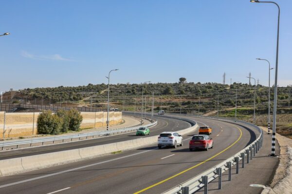 המקטע המשודרג בכביש 60 בין גוש עציון לירושלים, שנפתח השבוע לתנועה מוקדם מהצפוי, לאחר הרחבה לשני נתיבים לכל כיוון (צילום: ארנון בוסאני)