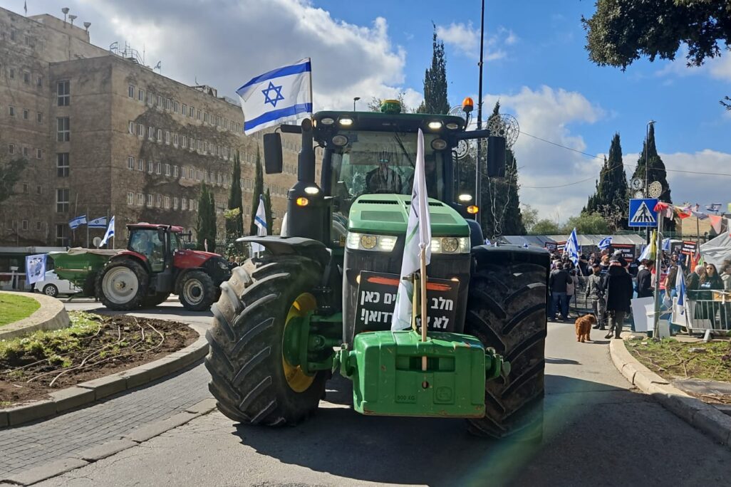 טרקטור ליד משרד האוצר במחאת הרפתנים (צילום: מאיה רונן) טרקטור ליד משרד האוצר במחאת הרפתנים (צילום: מאיה רונן)