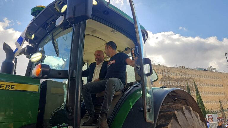 ח"כ ששון גואטה (משמאל) לצד יוני דמרי, רפתן ממושב גילת (צילום: מאיה רונן)