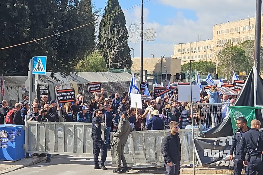 מפגינים מול הכנסת והאוצר נגד רפורמת החלב (צילום: מאיה רונן) מפגינים מול הכנסת והאוצר נגד רפורמת החלב (צילום: מאיה רונן)