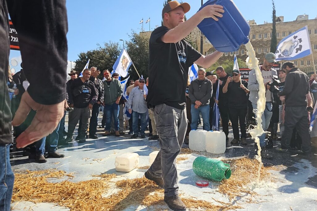 חקלאים שופכים חלב מול הכנסת והאוצר במחאה נגד הרפורמה בענף (צילום: מאיה רונן) חקלאים שופכים חלב מול הכנסת והאוצר במחאה נגד הרפורמה בענף (צילום: מאיה רונן)