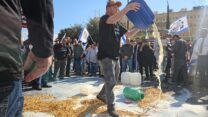חקלאים שופכים חלב מול הכנסת והאוצר במחאה נגד הרפורמה בענף (צילום: מאיה רונן)