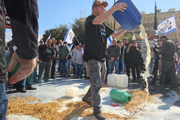 חקלאים שופכים חלב מול הכנסת והאוצר במחאה נגד הרפורמה בענף (צילום: מאיה רונן)