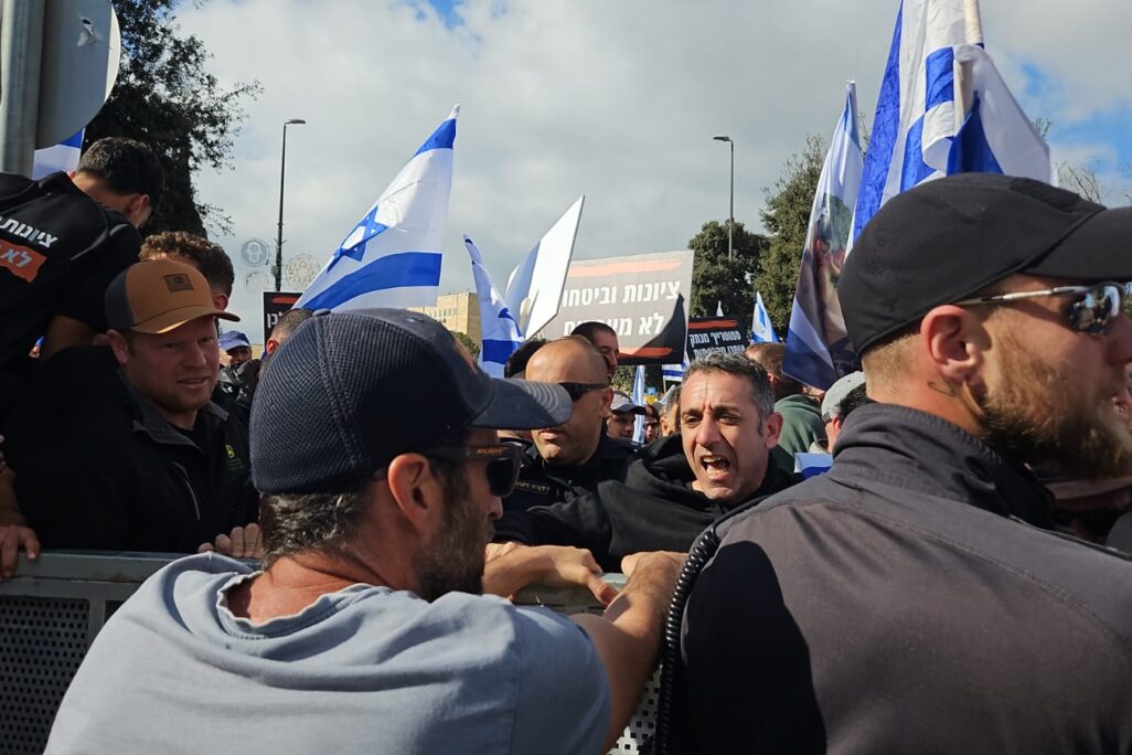 עימות בין מוחים נגד רפורמת החלב למאבטחים ליד משרד האוצר (צילום: מאיה רונן) עימות בין מוחים נגד רפורמת החלב למאבטחים ליד משרד האוצר (צילום: מאיה רונן)