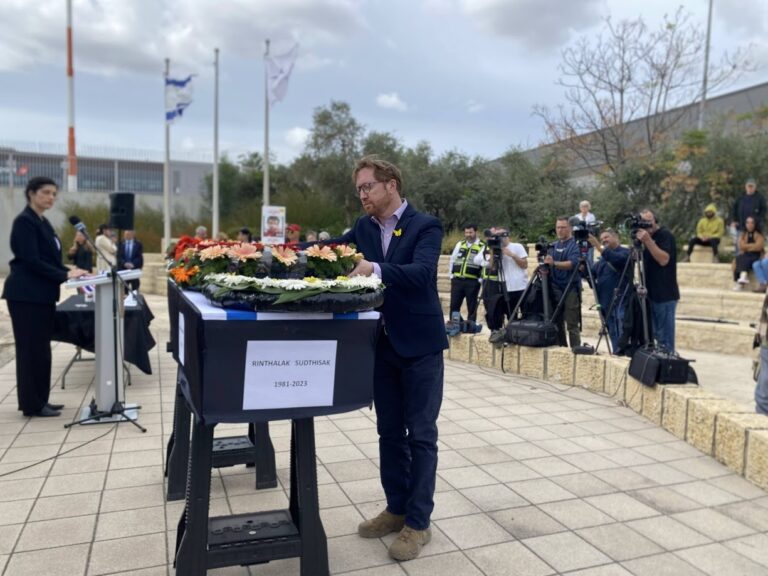 ג'וש לוסון מניח זר על ארונו של סותטיסאק רינטלאק (צילום: יהל פרג')