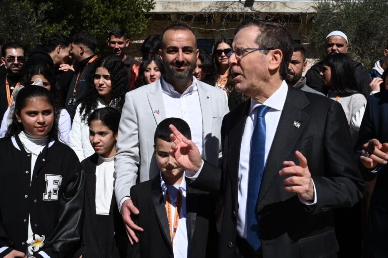 הנשיא יצחק הרצוג נפגש עם תלמידים דרוזים, נוצרים, מוסלמים ויהודים, בשיתוף המכון היהודי־ערבי של ההסתדרות (צילום: המכון היהודי-ערבי)