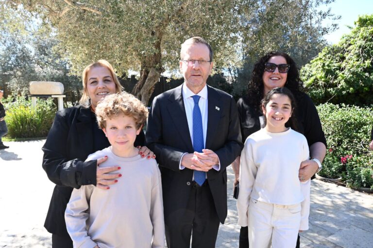 הנשיא יצחק הרצוג נפגש עם תלמידים דרוזים, נוצרים, מוסלמים ויהודים, בשיתוף המכון היהודי־ערבי של ההסתדרות (צילום: המכון היהודי-ערבי)