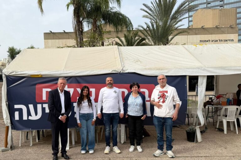 הצוות שהקים את מאהל המחאה, חברי מפלגת 'ביחד נצליח', משמאל לימין: אבי שקד, מרים סואעד מרכזת הדור הצעיר במפלגה, דראר אמריח, ד״ר מונא עזאם מרכזת החינוך במפלגה (צילום: אבי שקד)