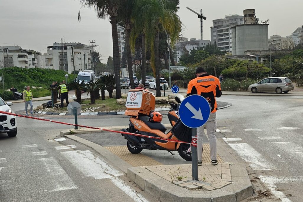 זירת תאונה שבה רוכב קורקינט בן 12 נהרג מפגיעת רכב בהוד השרון (צילום: דוברות און ליין איחוד הצלה)