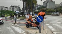 זירת תאונה שבה רוכב קורקינט בן 12 נהרג מפגיעת רכב בהוד השרון (צילום: דוברות און ליין איחוד הצלה)