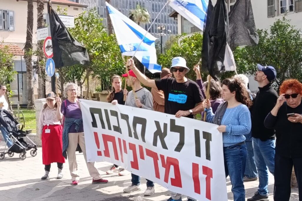 מפגינים נגד הפשיעה האלימה בחברה הערבית במתחם שרונה (צילום: יניב שרון)