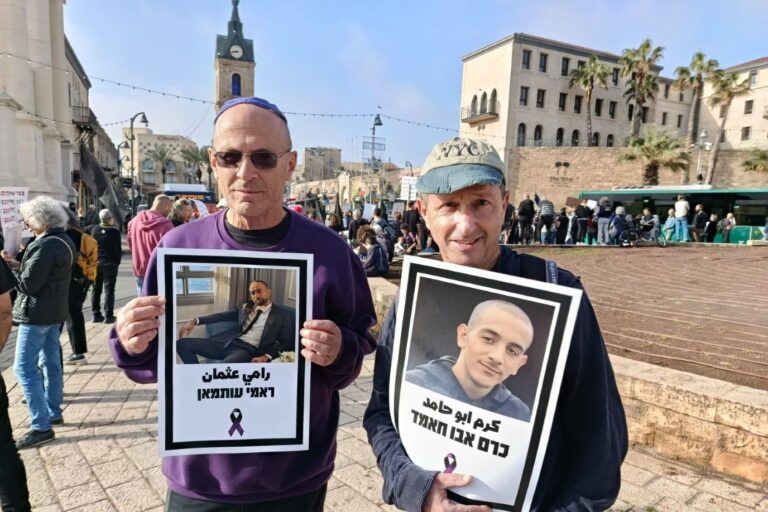 אמיתי (מימין) ודרור מפגינים בכיכר השעון ביפו במחאה על האלימות בחברה הערבית (צילום: יניב שרון)