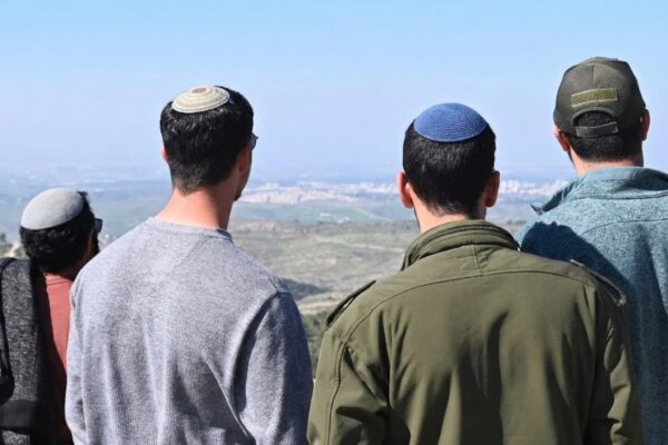 הסכנה הגדולה ביותר לממשלה היא לא קפלן, אלא ההתנגדות של אנשי הציונות הדתית (צילום: אור גואטה; בעיבוד תמונה זו נעשה שימוש בבינה מלאכותית)