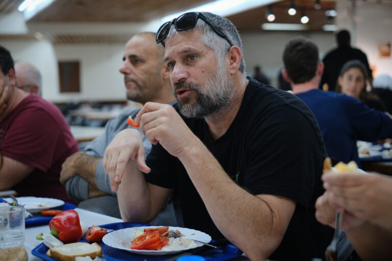 הורוביץ וחברי הקיבוץ. "אחרי ארוחת שישי קורה הרבה שאני קופץ לרפת" (צילום: דוד טברסקי)