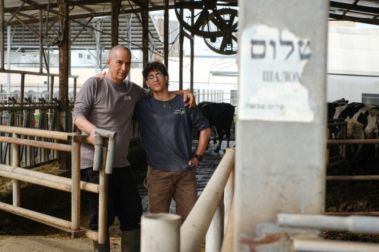חמודי (משמאל) ושרון, תיכוניסט מהקיבוץ. לא צריכים שעון מעורר (צילום: דוד טברסקי)
