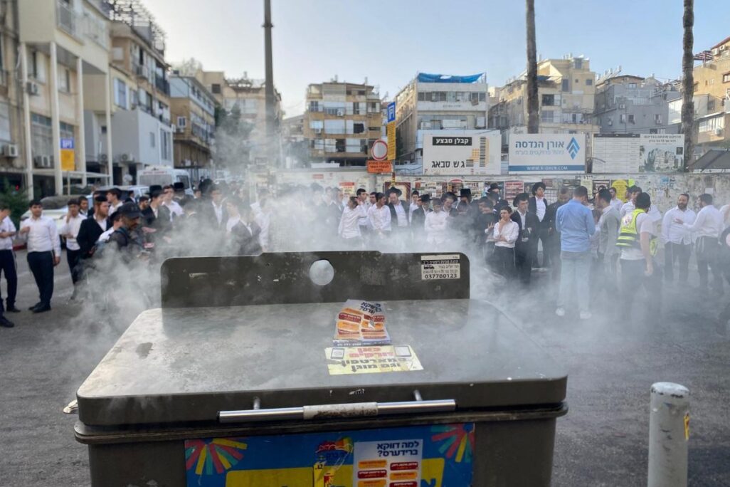 פח אשפה בוער במהלך הפגנות חרדים נגד גיוס לצה"ל בבני ברק (צילום: יהל פרג') פח אשפה בוער במהלך הפגנות חרדים נגד גיוס לצה"ל בבני ברק (צילום: יהל פרג')