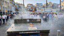 פח אשפה בוער במהלך הפגנות חרדים נגד גיוס לצה"ל בבני ברק (צילום: יהל פרג')
