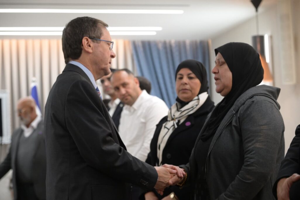 נשיא המדינה יצחק הרצוג במפגש עם משפחות נרצחים מהחברה הערבית (צילום: עמוס בן גרשום/לע"מ) נשיא המדינה יצחק הרצוג במפגש עם משפחות נרצחים מהחברה הערבית (צילום: עמוס בן גרשום/לע"מ)