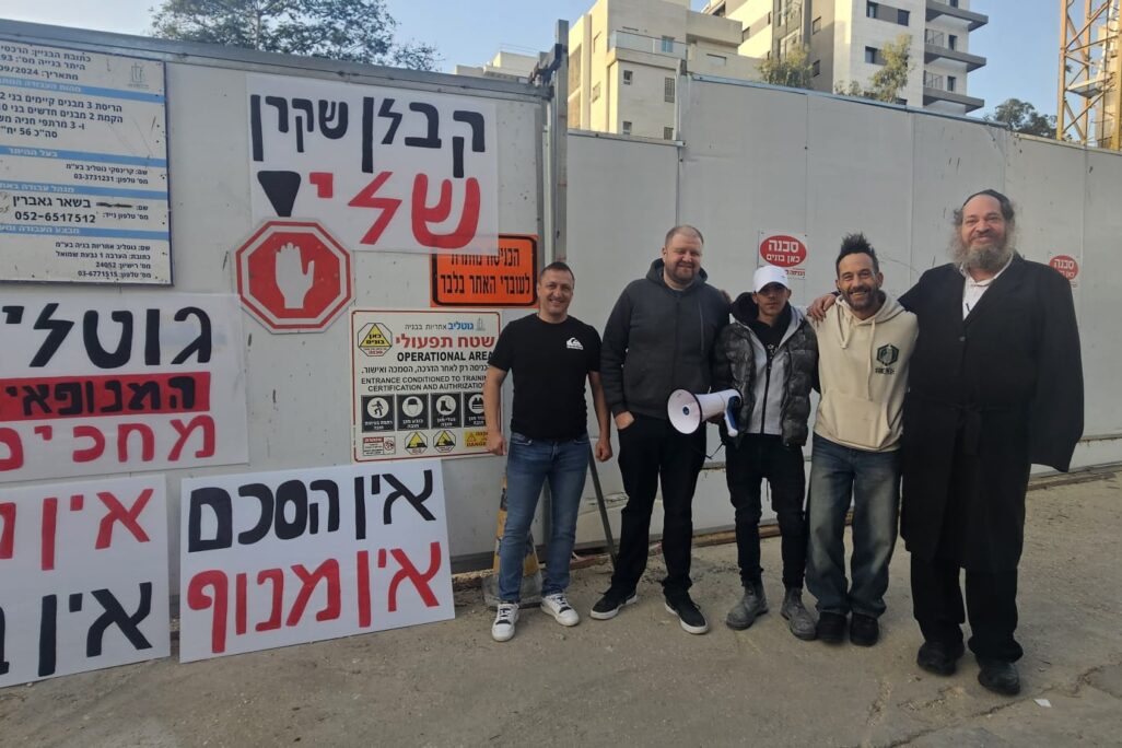 מנופאים במשמרת מחאה מול אתר בנייה ברמת גן, במחאה על הסחבת במשא ומתן להסכם קיבוצי חדש והיערכות לשביתה ארצית בענף הבנייה (צילום: ועד המנופאים) מנופאים במשמרת מחאה מול אתר בנייה ברמת גן, במחאה על הסחבת במשא ומתן להסכם קיבוצי חדש והיערכות לשביתה ארצית בענף הבנייה (צילום: ועד המנופאים)