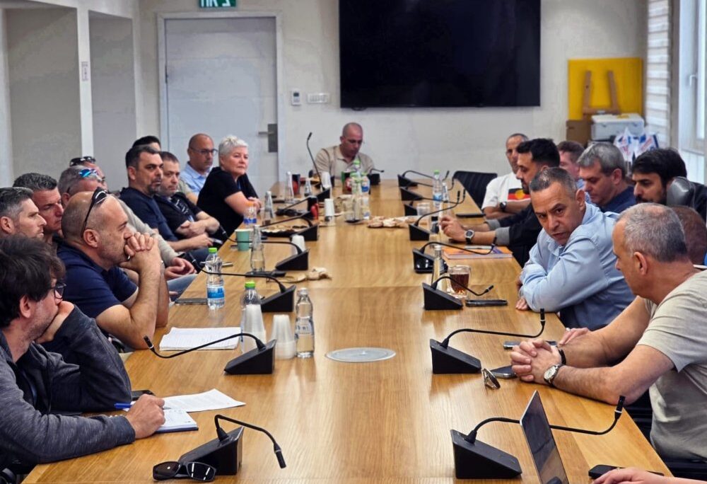 דיון של ההסתדרות ואיגוד עובדי התחבורה על הקמת בסיס שלוויז-אייר בישראל (צילום: דוברות ההסתדרות) דיון של ההסתדרות ואיגוד עובדי התחבורה על הקמת בסיס שלוויז-אייר בישראל (צילום: דוברות ההסתדרות)