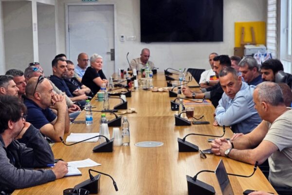 דיון של ההסתדרות ואיגוד עובדי התחבורה על הקמת בסיס שלוויז-אייר בישראל (צילום: דוברות ההסתדרות)