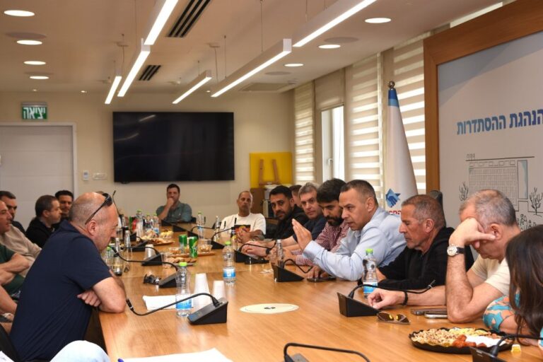 דיון של ההסתדרות ואיגוד עובדי התחבורה על הקמת בסיס שלוויז-אייר בישראל (צילום: דוברות ההסתדרות)