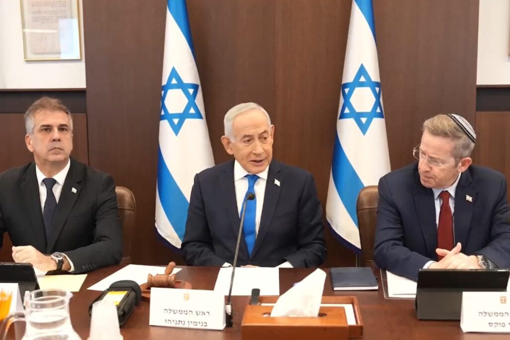 ראש הממשלה בנימין נתניהו בפתח ישיבת הממשלה בירושלים, כשלצדו מזכיר הממשלה יוסי פוקס (מימין) ושר האנרגיה אלי כהן (צילום: עומר מירון / לע"מ)