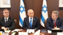 ראש הממשלה בנימין נתניהו בפתח ישיבת הממשלה בירושלים, כשלצדו מזכיר הממשלה יוסי פוקס (מימין) ושר האנרגיה אלי כהן (צילום: עומר מירון / לע"מ)