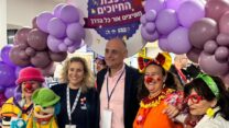 יו"ר הסתדרות המעו"ף, עו"ד גיל בר טל (במרכז) ואפרת ליכטמן, מנכ"לית גדולים מהחיים (שנייה משמאל) בפעילות רכבת החיוכים (צילום: יח"צ)