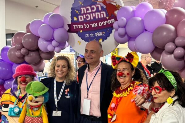 יו"ר הסתדרות המעו"ף, עו"ד גיל בר טל (במרכז) ואפרת ליכטמן, מנכ"לית גדולים מהחיים (שנייה משמאל) בפעילות רכבת החיוכים (צילום: יח"צ) יו"ר הסתדרות המעו"ף, עו"ד גיל בר טל (במרכז) ואפרת ליכטמן, מנכ"לית גדולים מהחיים (שנייה משמאל) בפעילות רכבת החיוכים (צילום: יח"צ)