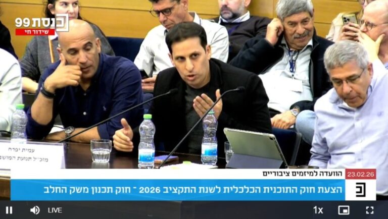 במרכז: איתמר אביטן, נציג הסתדרות העובדים הכללית (צילום: מאיה רונן)
