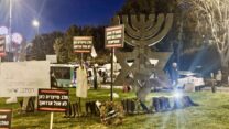 מיצג מחאה של רפתנים מול הכנסת (צילום: רפתני ישראל)