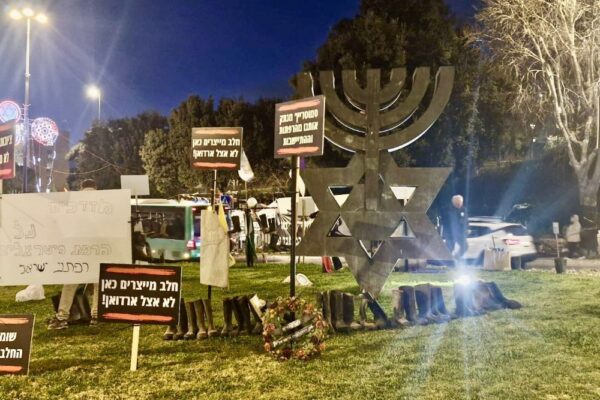 מיצג מחאה של רפתנים מול הכנסת (צילום: רפתני ישראל)
