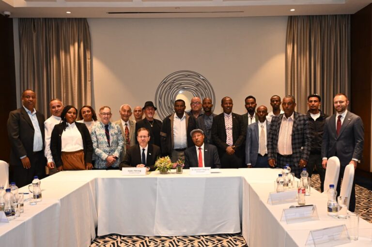 נשיא המדינה יצחק הרצוג עם נציגי הקהילה האתיופית באדיס אבבה (צילום: דוברות בית הנשיא)