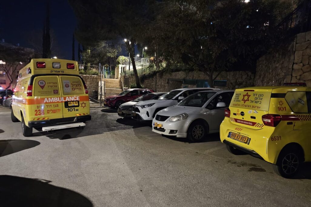כוחות מד"א בזירת תאונת העבודה בירושלים (צילום: מד"א)