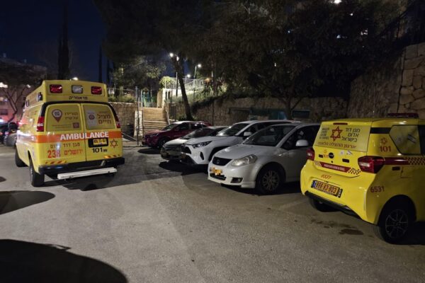 כוחות מד"א בזירת תאונת העבודה בירושלים (צילום: מד"א)